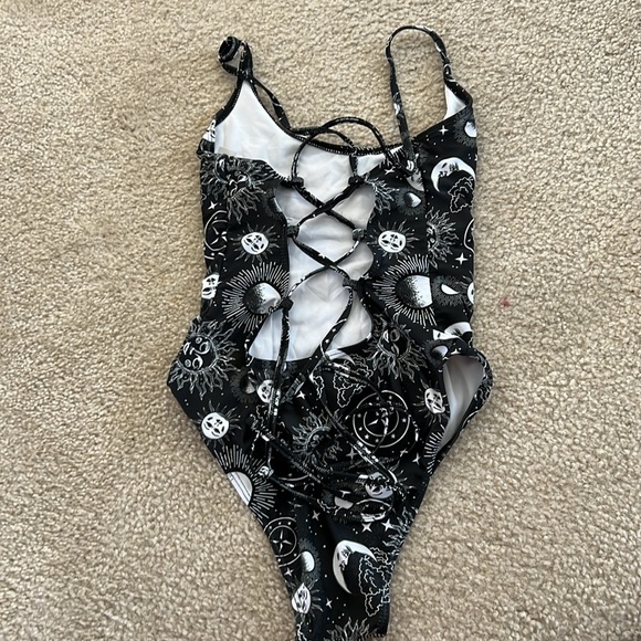 Women bathing suite - Picture 2 of 2